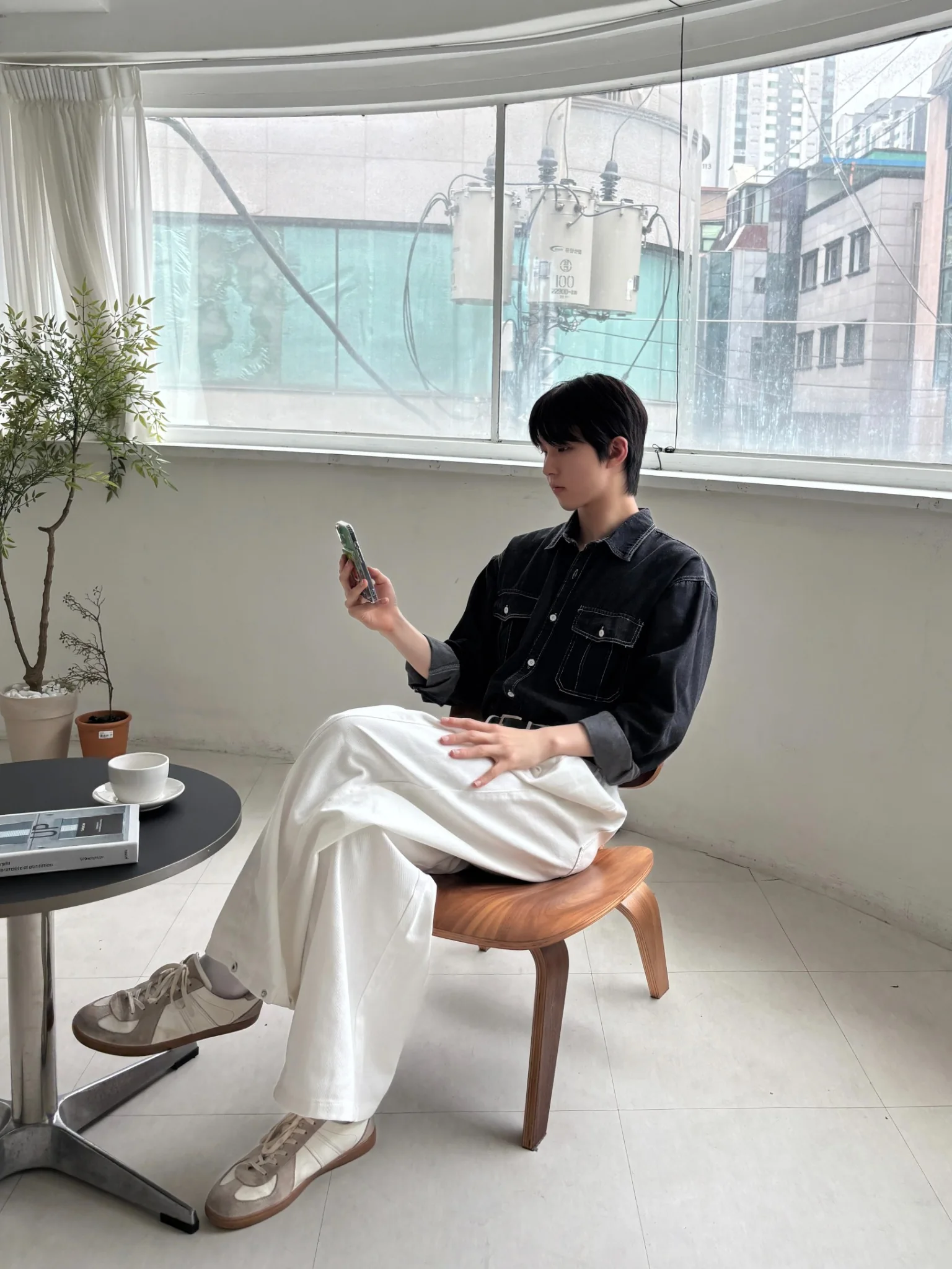 남성 모델 얼굴·창문 배경 변경 전